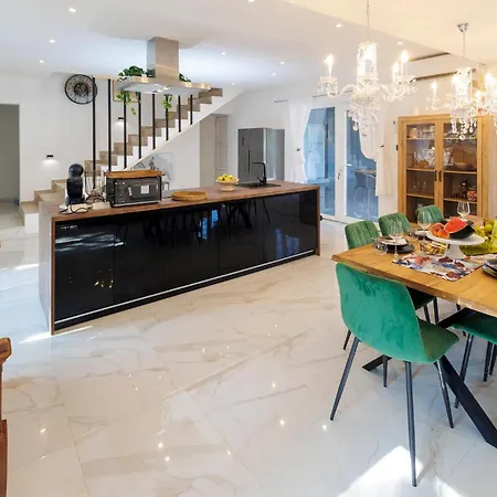 Stunning In With Kitchen Holiday home *