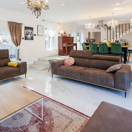 Stunning In With Kitchen * Zagvozd
