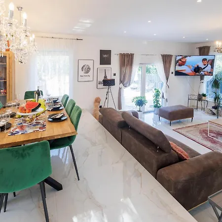Stunning In With Kitchen Holiday home *